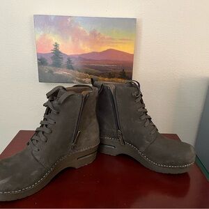 Dansko Sigourney Clog Boots Size 38